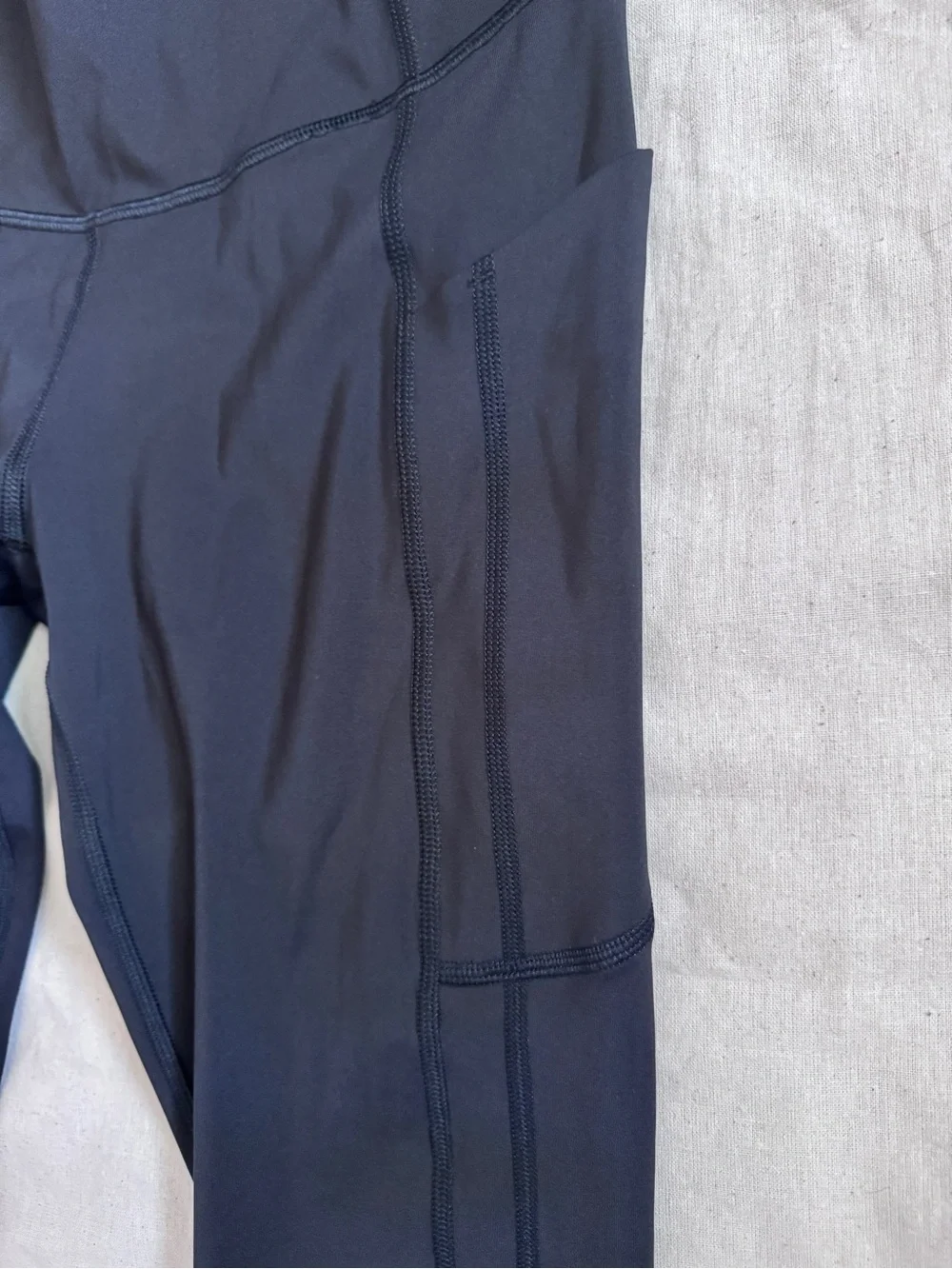 NWOT-Athleta Black Ultimate Stash Capri Leggings-Small